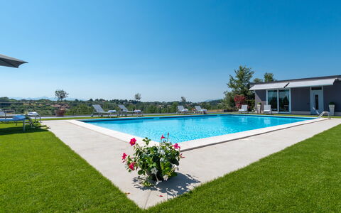 Villa Atmosfere 8: Schwimmbad, Blau, Resort, Freizeit, Garten, Landscaping, Schatten, Gartenmöbel, Eco Hotel, Rasen