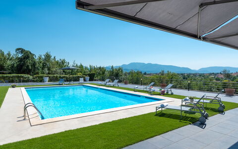 Villa Atmosfere 8: Schwimmbad, Resort, Gartenmöbel, Freizeit, Eco Hotel, Schatten, Regenschirm, Thermae, Sonnenliege, Stuhl