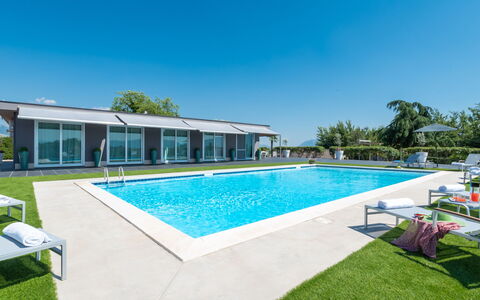Villa Atmosfere 8: Schwimmbad, Resort, Schatten, Garten, Freizeit, Estate, Landscaping, Eco Hotel, Villa, Garten