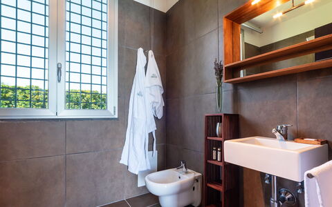 Villa Atmosfere 8: Armatur, Flooring, Wand, Badezimmer, Fussboden, Interior Design, Holz, Sinken, Zapfhahn, Bad Sink