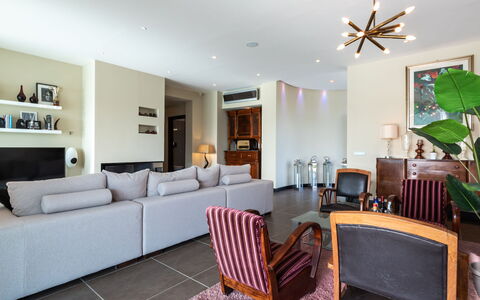 Villa Atmosfere 8: Möbel, Interior Design, Flooring, Fussboden, Couch, Zimmer, Wohnzimmer, Holz, Decke, Tabelle