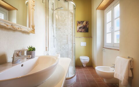 Villa Il Magnifico 10: Wand, Badezimmer, Flooring, Armatur, Interior Design, Fussboden, Beleuchtung, Zapfhahn, Badewanne, Möbel