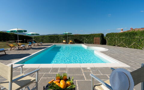 Villa Il Magnifico 10: Schwimmbad, Gartenmöbel, Resort, Stuhl, Eco Hotel, Schatten, Landscaping, Blumentopf, Tisch Im Freien, Zimmerpflanze