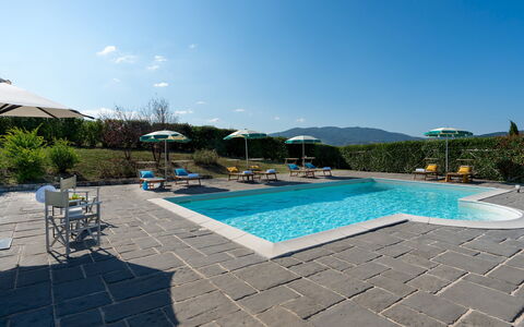 Villa Il Magnifico 10: Schwimmbad, Gartenmöbel, Resort, Eco Hotel, Stuhl, Regenschirm, Tisch Im Freien, Sonnenliege, Flagstone, Schatten