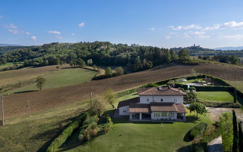 Villa Il Magnifico 10: Gras, Wiese, Ländliches Gebiet, Hügel, Grundstueck, Haus, Landschaft, Hochland, Einfach, Hütte