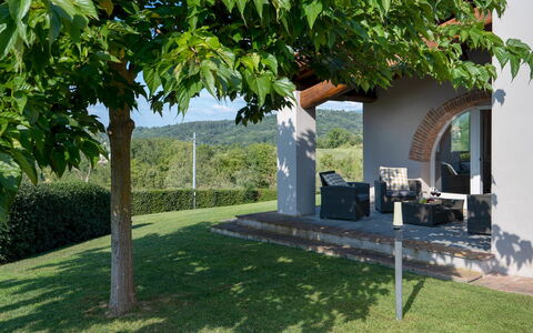 Villa Il Magnifico 10: Grundstueck, Garten, Schatten, Rasen, Landscaping, Garten, Hinterhof, Park, Outdoor Struktur, Bauernhaus