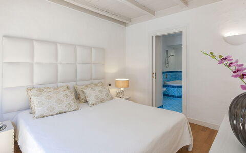 Villa Rossa 12: Bett, Schlafzimmer, Möbel, Bedding, Bettdecke, Interior Design, Fussboden, Zuhause, Linens, Flooring