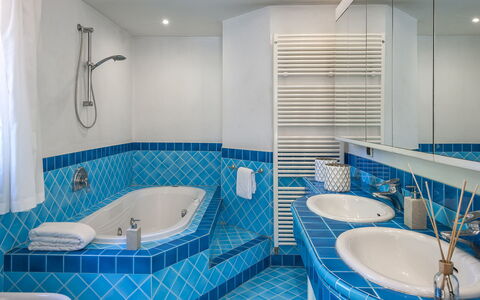 Villa Rossa 12: Interior Design, Flooring, Armatur, Fussboden, Badezimmer, Decke, Möbel, Zapfhahn, Installation, Badewanne