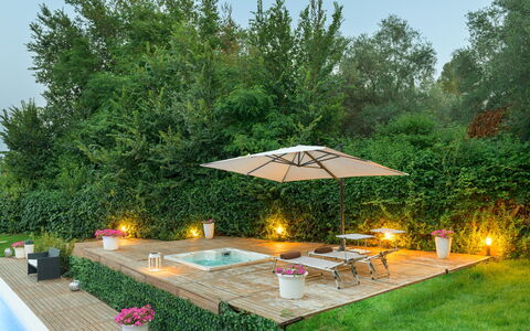 Villa Rossa 12: Garten, Schwimmbad, Gartenmöbel, Möbel, Regenschirm, Hinterhof, Blumentopf, Tisch Im Freien, Resort, Stuhl