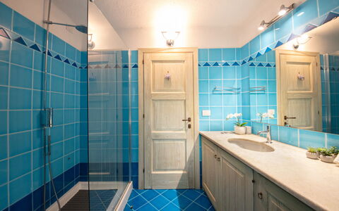 Villa Isa 6: Blau, Interior Design, Flooring, Armatur, Fussboden, Badezimmer, Zapfhahn, Fliese, Installation, Sinken