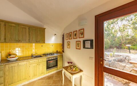 Villa Isa 6: Interior Design, Holz, Flooring, Gelb, Decke, Möbel, Fussboden, Zimmer, Countertop, Küche