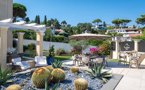 Villa Callari 6+2: Strauch, Garten, Wohngebiet, Zuhause, Landscaping, Resort, Blumentopf, Hazienda, Schatten