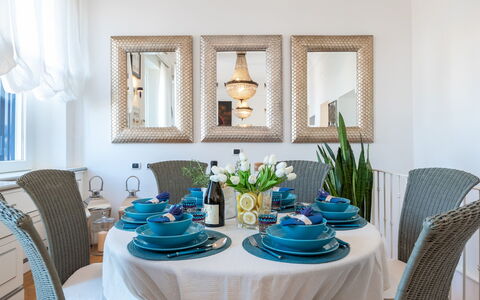 Villa Callari 6+2: Möbel, Interior Design, Tabelle, Geschirr, Stuhl, Esszimmer, Zimmer, Textil, Beleuchtung, Küche & Esszimmer Tisch