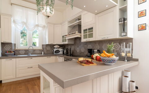 Villa Callari 6+2: Küche, Countertop, Cabinetry, Möbel, Küchengerät, Interior Design, Holz, Flooring, Major Appliance, Zuhause