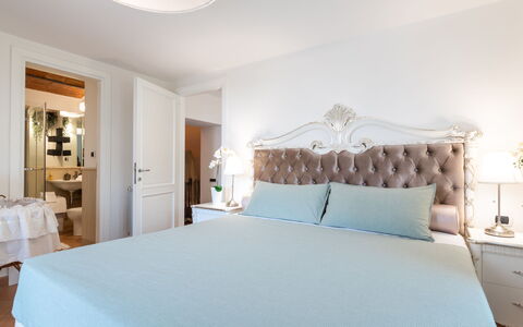Villa Callari 6+2: Möbel, Bett, Interior Design, Schlafzimmer, Bedding, Holz, Bettdecke, Zimmer, Linens, Zuhause