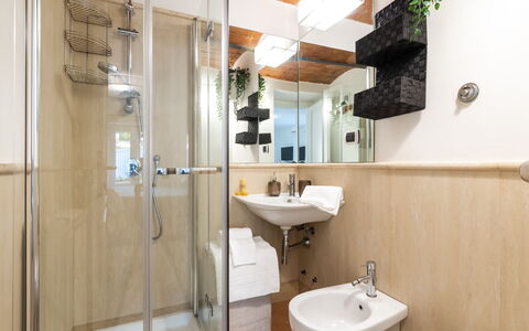 Villa Callari 6+2: Interior Design, Flooring, Fussboden, Bad Sink, Badezimmer, Armatur, Zimmer, Sinken, Spiegel, Installation