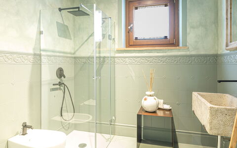 Le Residenze dei Potti 12: Armatur, Flooring, Fussboden, Installation, Badezimmer, Fliese, Zapfhahn, Sinken, Light Fixture, Dusche