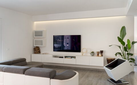 Villa Pietro 10: Möbel, Interior Design, Wand, Flooring, Holz, Fernsehen, Decke, Wohnzimmer, Fussboden, Zimmer