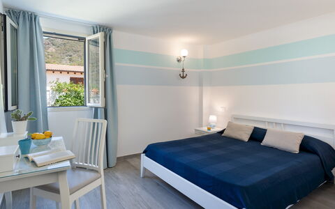 Villa Pietro 10: Möbel, Interior Design, Schlafzimmer, Bett, Decke, Zuhause, Flooring, Linens, Fussboden, Bettdecke