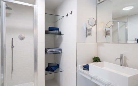 Villa Pietro 10: Badezimmer, Armatur, Interior Design, Flooring, Fussboden, Spiegel, Zapfhahn, Installation, Sinken, Zuhause