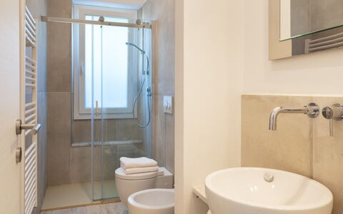 Villa Cristina 3: Badezimmer, Flooring, Armatur, Fussboden, Interior Design, Wand, Toilette, Bad Sink, Sinken, Toilleten Sitz
