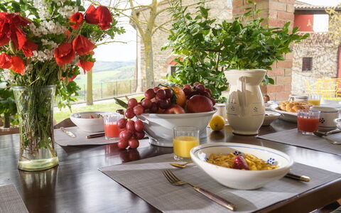 Villa le Logge 12: Geschirr, Möbel, Tabelle, Essen, Servierware, Obst, Drinkware, Dishware, Teller, Porzellan