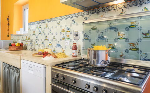 Villa le Logge 12: Küche, Interior Design, Countertop, Herd, Fliese, Cabinetry, Herd, Major Appliance, Küchengerät, Gasherd