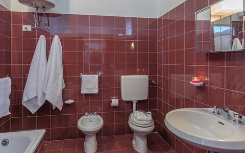 Villa le Logge 12: Badezimmer, Armatur, Interior Design, Flooring, Sinken, Bad Sink, Fussboden, Zapfhahn, Toilleten Sitz, Toilette