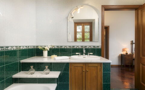 Fonte Pinella 8: Armatur, Bad Sink, Sinken, Interior Design, Zapfhahn, Flooring, Badezimmer, Countertop, Badezimmerschrank, Installation