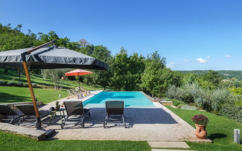 La Vecchia Pieve 8: Schwimmbad, Freizeit, Gartenmöbel, Resort, Sonnenliege, Erholung, Regenschirm, Schatten, Garten, Eco Hotel