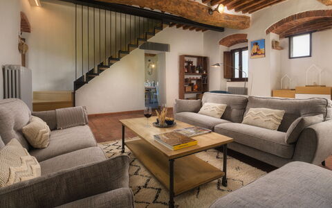 La Vecchia Pieve 8: Möbel, Interior Design, Wand, Couch, Flooring, Zimmer, Holz, Fussboden, Decke, Wohnzimmer