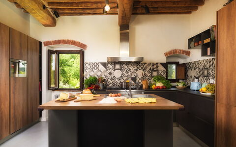 La Vecchia Pieve 8: Möbel, Interior Design, Küche, Flooring, Countertop, Holz, Decke, Fussboden, Light Fixture, Zimmer