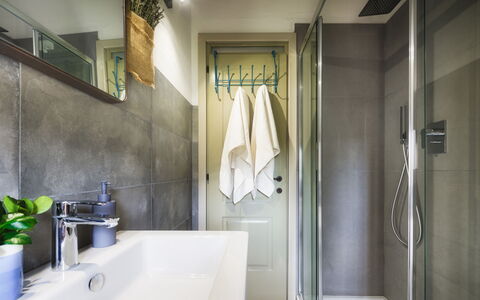 La Vecchia Pieve 8: Badezimmer, Armatur, Flooring, Interior Design, Fussboden, Zapfhahn, Installation, Beleuchtung, Zimmer, Sinken