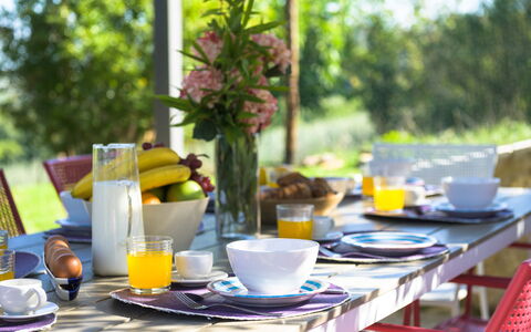 La Vecchia Pieve 8: Geschirr, Möbel, Servierware, Tabelle, Drinkware, Dishware, Teller, Essen, Geschirrset, Stuhl
