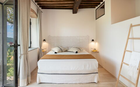 Poggio Novoli 6: Bett, Schlafzimmer, Wand, Bedding, Interior Design, Bettdecke, Möbel, Zimmer, Linens, Fussboden