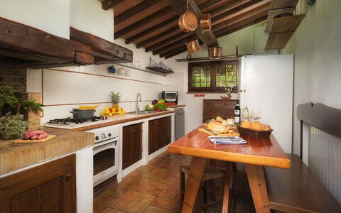 Podere Caprarecce 8: Küche, Holz, Interior Design, Möbel, Countertop, Flooring, Küchengerät, Zuhause, Decke, Fussboden