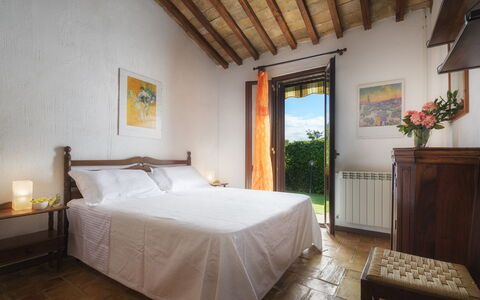 Podere Caprarecce 8: Wand, Möbel, Zuhause, Schlafzimmer, Bett, Bettrahmen, Hartholz, Bedding, Zimmerpflanze, Holzbeize