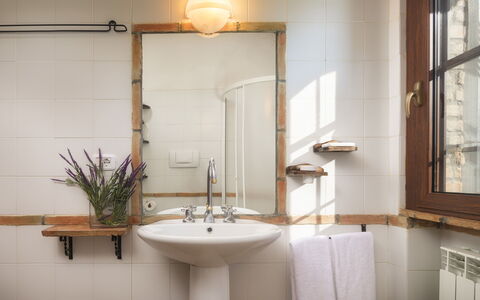 Podere Caprarecce 8: Interior Design, Armatur, Bad Sink, Badezimmer, Spiegel, Zapfhahn, Installation, Sinken, Light Fixture