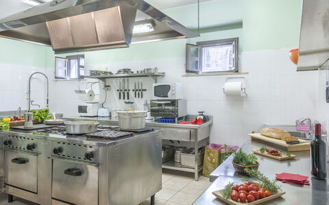 Villa Cappelletti 16+2: Küche, Küchengerät, Countertop, Major Appliance, Essen, Herd, Möbel, Haushaltsgerät, Herd, Beleuchtung