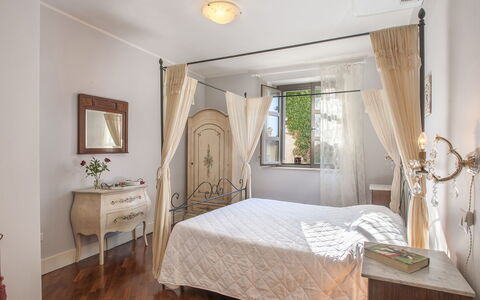 Villa Cappelletti 16+2: Möbel, Interior Design, Bett, Schlafzimmer, Holz, Bedding, Fussboden, Decke, Zimmer, Bettdecke
