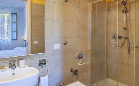 Villa Cappelletti 16+2: Badezimmer, Interior Design, Armatur, Wand, Flooring, Fussboden, Bad Sink, Decke, Zapfhahn, Beleuchtung