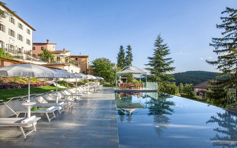 Villa Cappelletti 16+2: Schwimmbad, Gartenmöbel, Resort, Freizeit, Sonnenliege, Ferienort, Stuhl, Eco Hotel, Hotel, Villa