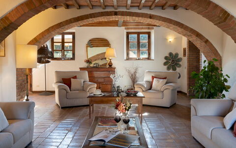 Borgo Gallinaio 32: Möbel, Interior Design, Wand, Couch, Flooring, Holz, Decke, Tabelle, Stuhl, Wohnzimmer