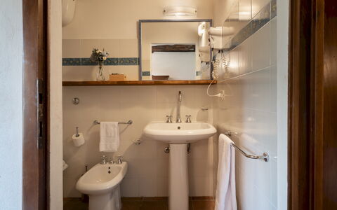 Borgo Gallinaio 32: Badezimmer, Bad Sink, Wand, Armatur, Flooring, Interior Design, Holz, Fussboden, Sinken, Zapfhahn