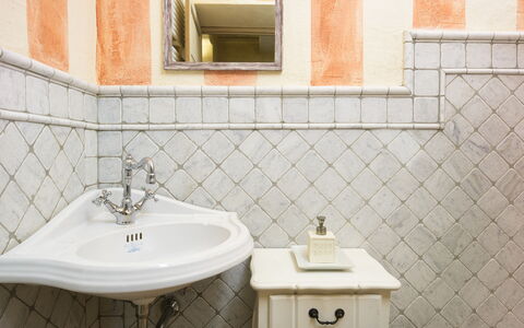 La Dama del Bosco 8+3: Wand, Flooring, Interior Design, Fussboden, Armatur, Fliese, Zapfhahn, Installation, Badezimmer, Sinken