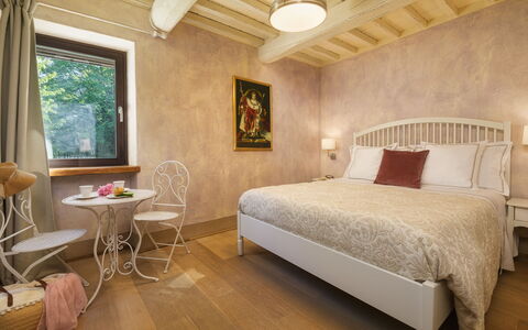 La Dama del Bosco 8+3: Wand, Interior Design, Schlafzimmer, Bett, Möbel, Bettdecke, Bedding, Fussboden, Flooring, Beleuchtung