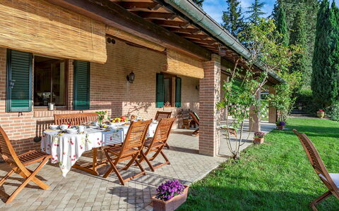 Villa Il Baiocco 8: Möbel, Gartenmöbel, Tisch Im Freien, Schatten, Hütte, Eco Hotel, Stuhl, Veranda, Blumentopf, Zimmerpflanze