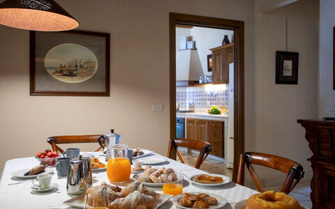 Villa Terra del Sole 8: Möbel, Interior Design, Holz, Zimmer, Flooring, Beleuchtung, Fussboden, Tabelle, Decke, Stuhl