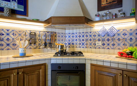 Villa Terra del Sole 8: Küche, Flooring, Interior Design, Fussboden, Fliese, Countertop, Zimmer, Küchengerät, Herd, Gasherd
