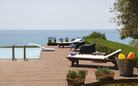 Villa Terra del Sole 8: Wasser, Möbel, Gewässer, Gartenmöbel, Meer, Ozean, Resort, Küsten Und Ozeanische Forms, Stuhl, Schatten